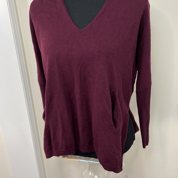 Aritzia Babaton Baylor Front Pockets V-neck Warm Sweater size XS - Picture 3 of 11